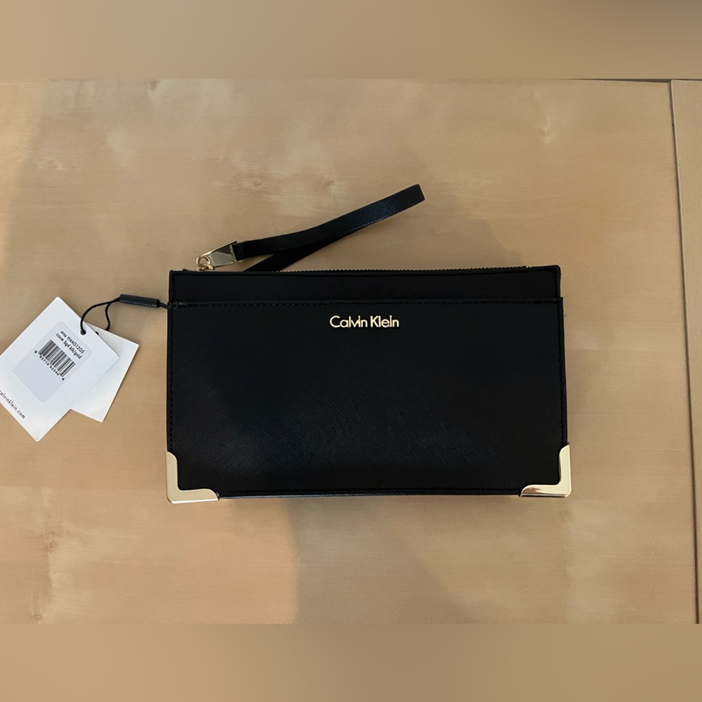 ! 🤩 NWT Calvin Klein black clutch 🤩